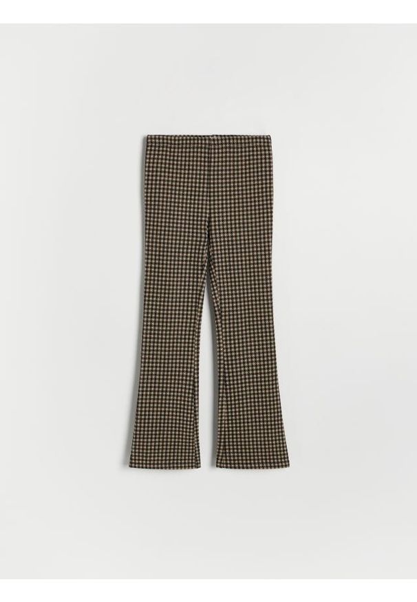 Reserved - Spodnie flare w pepitkę - beżowy. Kolor: beżowy. Materiał: wiskoza, dzianina