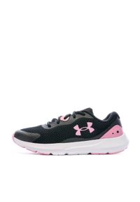 Buty treningowe dla dzieci Under Armour Surge 3. Zapięcie: sznurówki. Kolor: czarny. Materiał: materiał. Szerokość cholewki: normalna #1