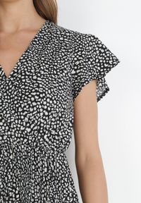 Born2be - Czarna Plisowana Sukienka Maxi z Gumką w Talii i Kopertowym Dekoltem Kaimarie. Okazja: na co dzień. Kolor: czarny. Typ sukienki: kopertowe. Styl: casual. Długość: maxi #5