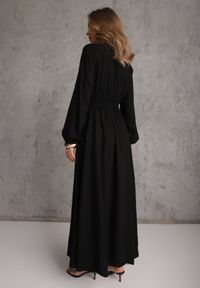 Renee - Czarna Sukienka z Lnem i Wiskozą o Rozkloszowanym Kroju z Ozdobnymi Guzikami Maitena. Okazja: na co dzień. Typ kołnierza: dekolt w kształcie V. Kolor: czarny. Materiał: wiskoza, len. Długość rękawa: długi rękaw. Typ sukienki: rozkloszowane. Styl: casual, elegancki #5