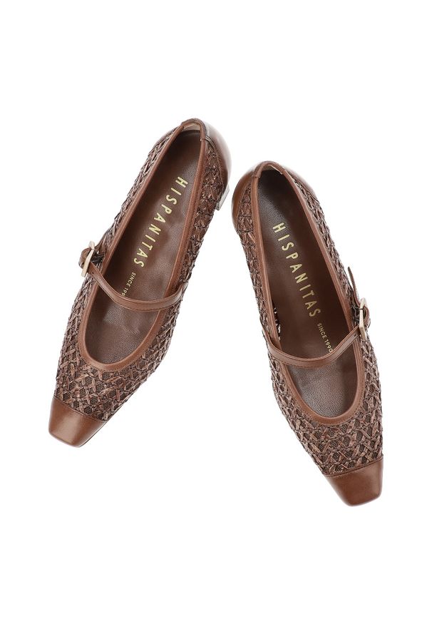 Czółenka damskie Hispanitas, z łączonych materiałów z ażurową cholewką o plecionym wykończeniu i paskiem, brązowe, RHV264609 Soho-V26. Okazja: do pracy. Zapięcie: pasek. Kolor: brązowy. Materiał: materiał. Szerokość cholewki: normalna. Wzór: ażurowy. Obcas: na obcasie. Wysokość obcasa: średni