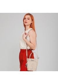 Beżowa Torebka Anekke Elegancki Kuferek Damski Anekke. Kolor: beżowy. Dodatki: z breloczkiem. Materiał: z tłoczeniem. Styl: elegancki. Rodzaj torebki: na ramię #10