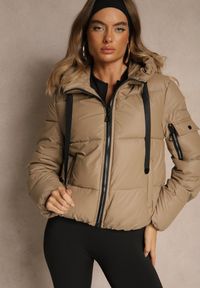 Renee - Ciemnobeżowa Kurtka Puffer z Pikowanymi Przeszyciami i Kapturem Renaria. Okazja: na co dzień. Typ kołnierza: kaptur. Kolor: brązowy. Materiał: poliester, jeans. Sezon: zima. Styl: casual
