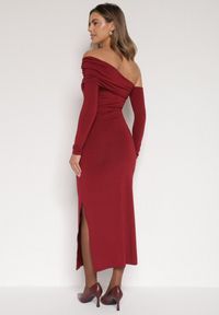 Born2be - Bordowa Sukienka z Wiskozą Wywiniętym Dekoltem Marszczeniem i Metaliczną Ozdobą Reillea. Okazja: na co dzień. Kolor: czerwony. Materiał: wiskoza. Wzór: aplikacja. Styl: klasyczny, casual, elegancki #3