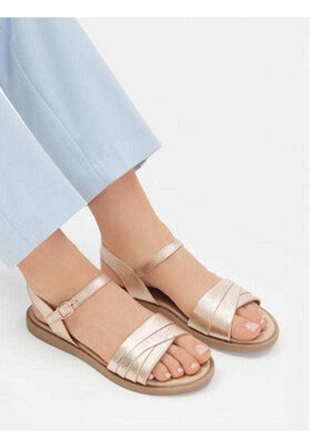 Lasocki Sandały CEO-WI23-3096-09 Złoty. Kolor: złoty. Materiał: skóra