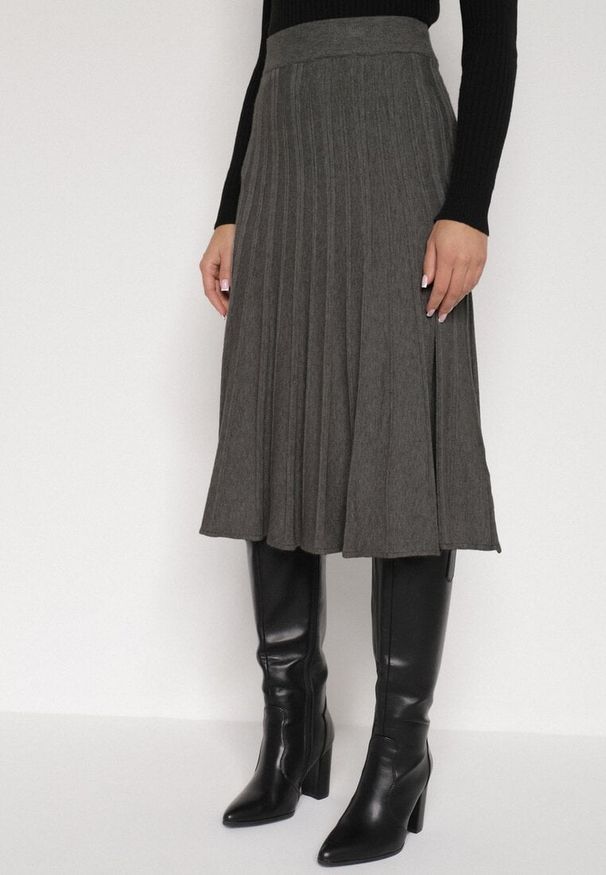 Born2be - Ciemnoszara Rozkloszowana Plisowana Spódnica Dzianinowa Tussana. Okazja: na co dzień. Stan: podwyższony. Kolor: szary. Materiał: dzianina. Styl: casual