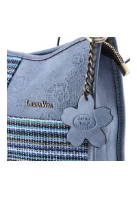 Torebka damska Laura Vita, z materiału syntetycznego z fakturowanym panelem regulowany pasek na ramię dekoracyjna zawieszka kompaktowa forma do codzi. Kolor: niebieski. Wzór: aplikacja, kwiaty. Materiał: z tłoczeniem. Styl: casual, boho. Rodzaj torebki: na ramię #6