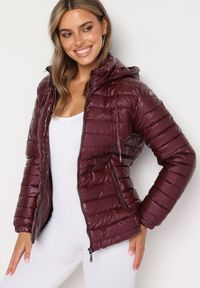 Born2be - Bordowa Pikowana Kurtka Wykończona Odpinanym Kapturem i Gumką przy Rękawach Mivisea. Okazja: na co dzień. Kolor: czerwony. Materiał: jeans. Styl: casual
