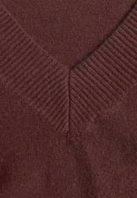 Renee - Brązowy Klasyczny Sweter z Wiskozą i Kaszmirem Marirra. Okazja: na co dzień, do pracy. Typ kołnierza: dekolt w serek. Kolor: brązowy. Materiał: wiskoza, kaszmir. Styl: klasyczny #7