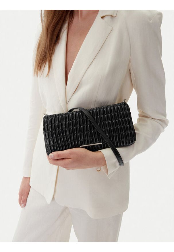 Calvin Klein Jeans Torebka Rouched Zip Top Bag LV04K3090G Czarny. Kolor: czarny. Materiał: skórzane