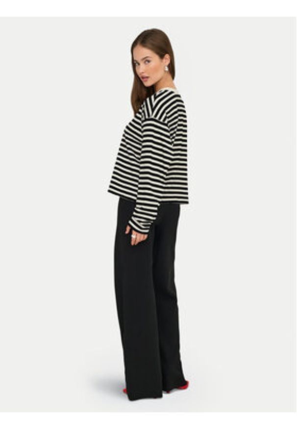 only - ONLY Bluzka Livina 15359682 Czarny Regular Fit. Kolor: czarny. Materiał: bawełna