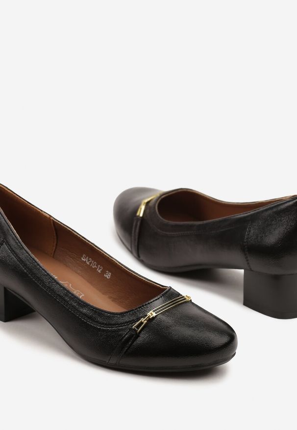 Born2be - Czarne Czółenka na Obcasie ze Skórzaną Wkładką i Metaliczną Aplikacją Neolarisa. Okazja: na co dzień. Kolor: czarny. Materiał: skóra. Wzór: aplikacja. Obcas: na obcasie. Styl: casual, elegancki, klasyczny. Wysokość obcasa: średni