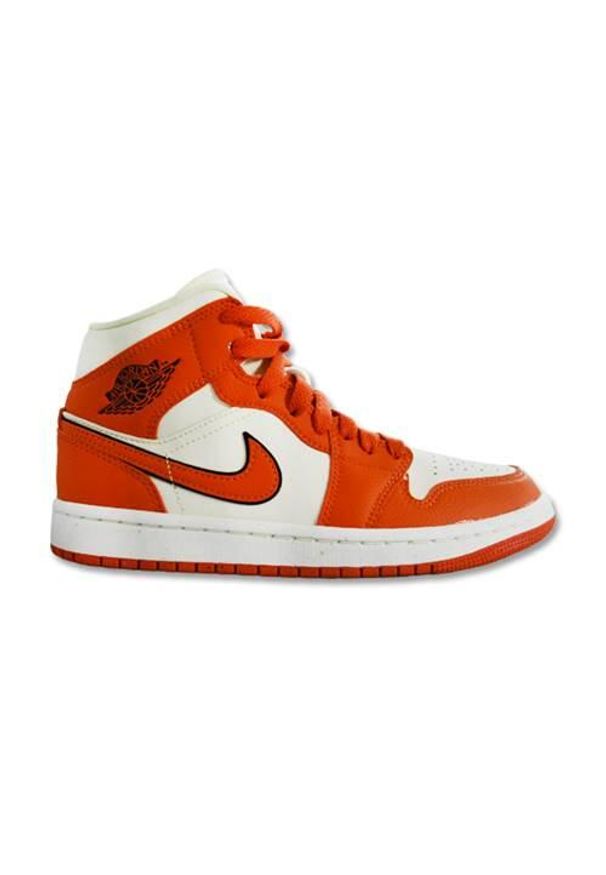 Buty do chodzenia męskie Nike Air Jordan 1 Mid Se Sport Spice. Wysokość cholewki: za kostkę. Kolor: biały, pomarańczowy, żółty, wielokolorowy. Materiał: skóra, materiał. Szerokość cholewki: normalna. Model: Nike Air Jordan. Sport: turystyka piesza