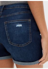 bonprix - Szorty jeansowe mid waist z ozdobnymi przetarciami. Kolor: niebieski #3