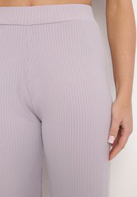 Born2be - Jasnofioletowe Prążkowane Spodnie Szerokie z Gumką w Pasie Drasia. Kolor: fioletowy. Materiał: prążkowany #5