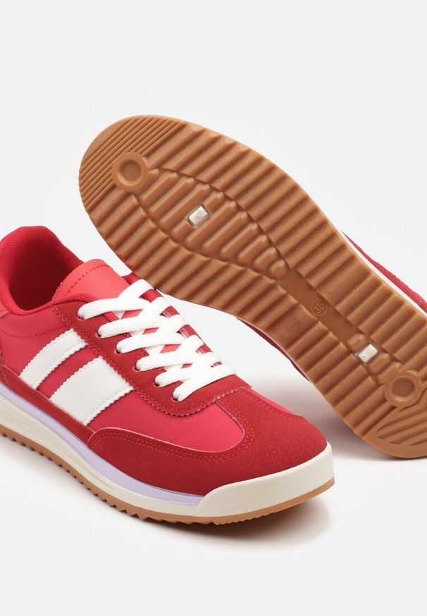 Renee - Czerwone Sneakersy w Stylu Kultowych Tenisówek z Przeszyciami Lelluria. Nosek buta: okrągły. Kolor: czerwony. Materiał: jeans. Obcas: na płaskiej podeszwie