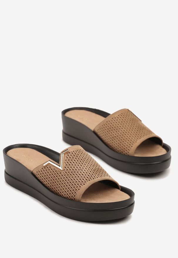 Born2be - Ciemnobeżowe Klapki Vices z Metaliczną Ozdobą na Koturnie z Ażurową Cholewką Glesenne. Kolor: beżowy. Wzór: aplikacja, ażurowy. Obcas: na koturnie. Styl: elegancki, glamour