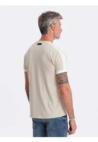 Ombre Clothing - T-shirt męski bawełniany z kontrastującymi wstawkami - kremowy V7 S1632 - XXL. Kolor: kremowy. Materiał: bawełna. Długość rękawa: krótki rękaw. Długość: krótkie. Wzór: aplikacja. Styl: klasyczny