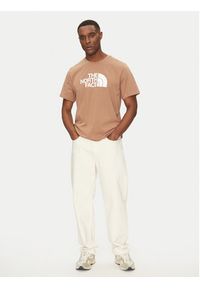 The North Face T-Shirt Easy NF0A8A6C Brązowy Regular Fit. Kolor: brązowy. Materiał: syntetyk, bawełna