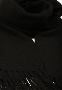 Born2be - Czarny Klasyczny Szalik Zdobiony Frędzlami Vetilana. Okazja: do pracy. Kolor: czarny. Materiał: jeans. Wzór: aplikacja. Styl: klasyczny #3