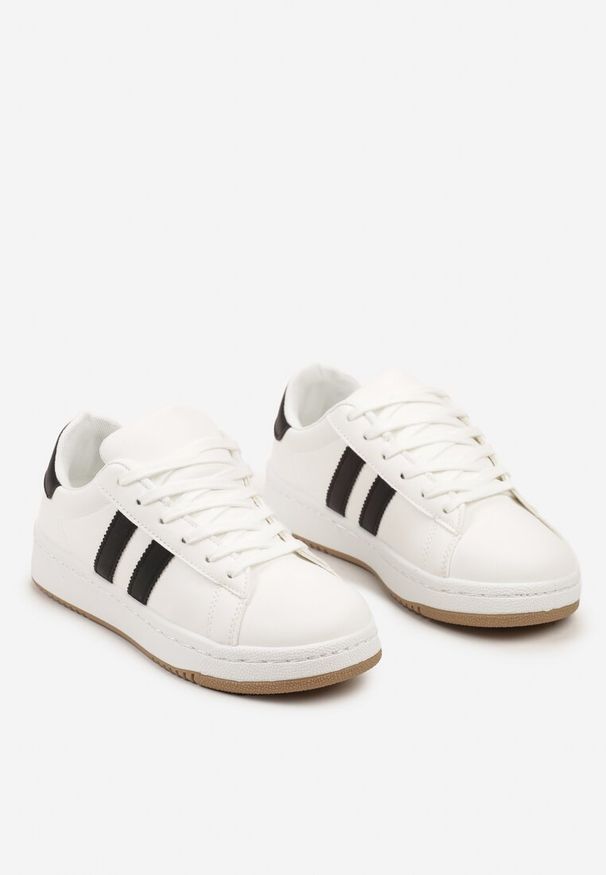 Renee - Białe Sneakersy na Płaskiej Podeszwie Ozdobione Kontrastowymi Paskami Navisella. Okazja: na co dzień. Nosek buta: okrągły. Zapięcie: pasek. Kolor: biały. Materiał: jeans. Wzór: aplikacja. Obcas: na płaskiej podeszwie