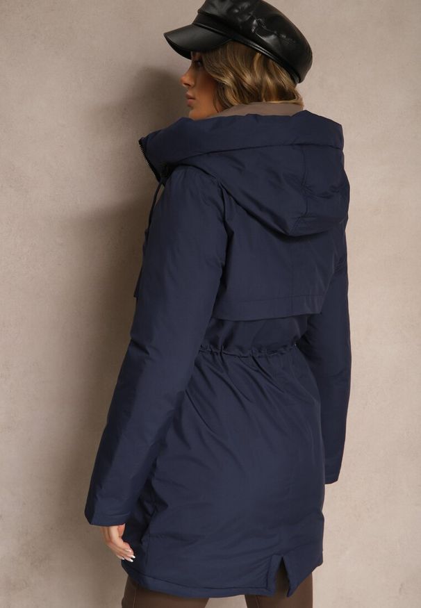 Renee - Granatowa Kurtka Parka ze Ściągaczami w Talii i Kapturem Zdobiona Zawieszką Zeriena. Okazja: na co dzień. Kolor: niebieski. Materiał: jeans. Długość rękawa: długi rękaw. Długość: długie. Wzór: aplikacja. Styl: casual, elegancki
