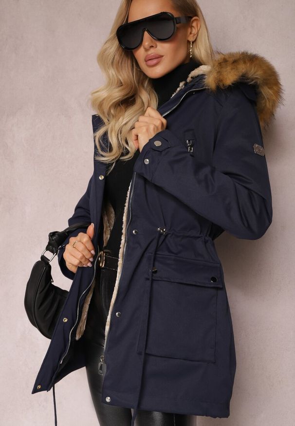 Renee - Granatowa Kurtka Parka z Kieszeniami i Kapturem z Futerkiem Caulisa. Kolor: niebieski. Materiał: futro