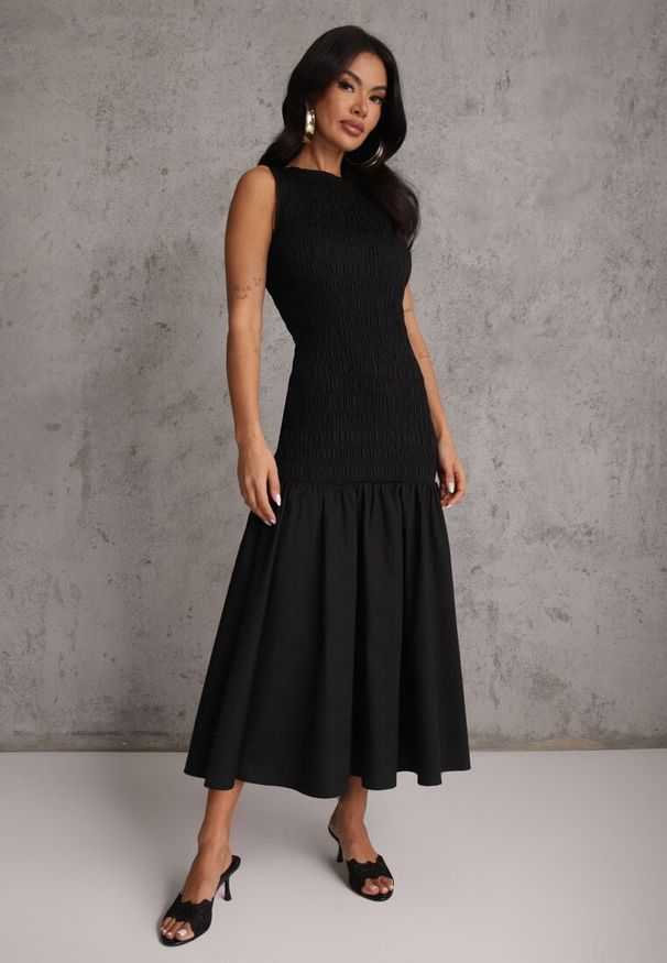 Renee - Czarna Sukienka Drop Waist Bez Rękawów Zdobiona Marszczeniem Natinelle. Okazja: na co dzień. Kolor: czarny. Długość rękawa: bez rękawów. Wzór: aplikacja. Styl: casual, elegancki