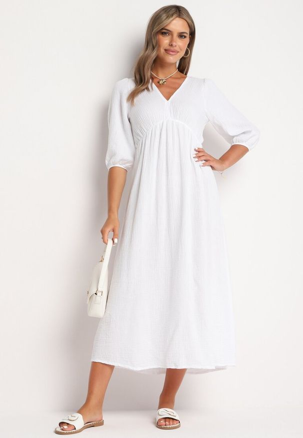 Born2be - Biała Rozkloszowana Bawełniana Sukienka Boho z Wiązaniem i Gumką w Talii Lawla. Okazja: na co dzień. Typ kołnierza: dekolt w kształcie V. Kolor: biały. Materiał: bawełna. Typ sukienki: rozkloszowane. Styl: boho