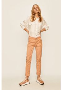 Pepe Jeans - Spodnie Maura. Kolor: brązowy. Materiał: bawełna, materiał, lyocell, elastan, tkanina, poliester. Wzór: gładki #2