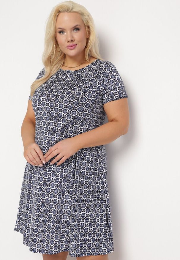 Born2be - Granatowa Wiskozowa Sukienka w Mozaikowy Wzór o Rozkloszowanym Kroju Faellina. Kolor: niebieski. Materiał: wiskoza. Sezon: lato