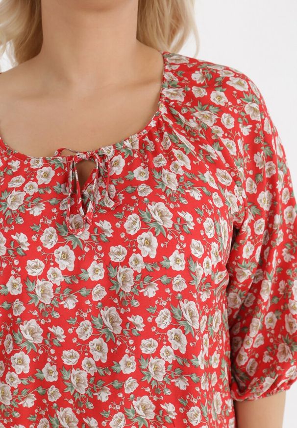 Born2be - Czerwona Sukienka Pyrhyse. Kolekcja: plus size. Kolor: czerwony. Materiał: tkanina. Wzór: nadruk, kwiaty, aplikacja. Typ sukienki: dla puszystych. Długość: mini