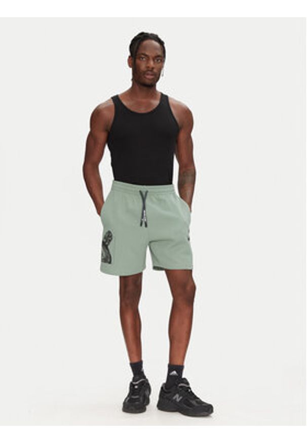 Adidas - adidas Szorty sportowe Star Wars The Mandalorian™ JI5722 Zielony Regular Fit. Kolor: zielony. Materiał: bawełna. Wzór: motyw z bajki. Styl: sportowy