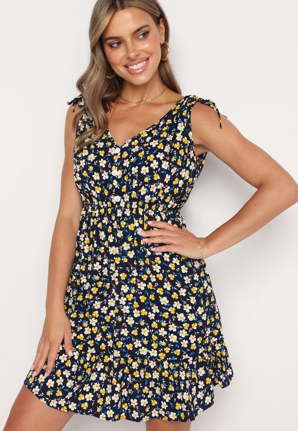 Born2be - Granatowa Rozkloszowana Bawełniana Sukienka w Kwiaty z Gumką w Pasie Evieles. Okazja: na spacer, na co dzień. Typ kołnierza: dekolt w kształcie V. Kolor: niebieski. Materiał: bawełna. Wzór: kwiaty. Sezon: wiosna, lato. Styl: casual, klasyczny