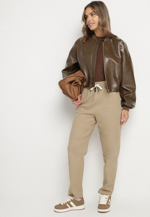 Born2be - Beżowe Spodnie Bawełniane w Stylu Mom Fit ze Sznurkiem Adenelle. Okazja: na co dzień. Kolor: beżowy. Materiał: bawełna. Styl: casual