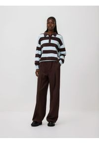 Reserved - Sweter w paski - jasnoniebieski. Kolor: niebieski. Materiał: dzianina, wiskoza. Wzór: paski