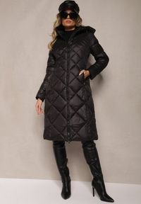 Renee - Czarna Kurtka Pikowana o Długim Kroju z Kapturem Erivana. Okazja: na co dzień. Typ kołnierza: kaptur. Kolor: czarny. Materiał: jeans. Długość: długie. Styl: casual, elegancki #1