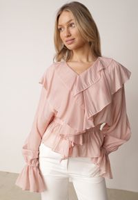 Born2be - Różowa Bluzka Elegancka z Falbanami z Rozszerzanymi Rękawami Irintora. Okazja: na co dzień. Kolor: różowy. Materiał: jeans. Długość: długie. Styl: elegancki #1