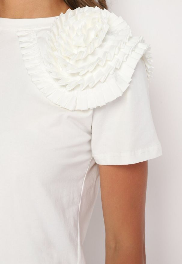 Born2be - Biały Bawełniany T-shirt z Materiałową Aplikacją 3D Jolilena. Okazja: na spacer, na spotkanie biznesowe, na co dzień. Kolor: biały. Materiał: materiał, bawełna. Wzór: aplikacja. Styl: elegancki, biznesowy, klasyczny, casual