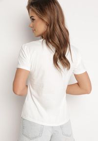 Born2be - Biały Bawełniany Klasyczny T-shirt Ozdobiony z Przodu Metalicznym Nadrukiem Timazela. Okazja: na co dzień. Kolor: biały. Materiał: bawełna. Wzór: nadruk, aplikacja. Styl: klasyczny #4