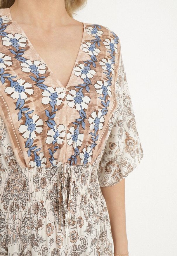 Born2be - Ciemnobeżowa Sukienka z Wiskozy w Ornamentalny Wzór z Szeroką Gumką w Pasie Tanissla. Okazja: na spotkanie biznesowe, do pracy, na randkę, na co dzień. Typ kołnierza: dekolt w kształcie V. Kolor: beżowy. Materiał: wiskoza. Długość rękawa: krótki rękaw. Sezon: wiosna, lato. Styl: elegancki, casual, klasyczny, biznesowy