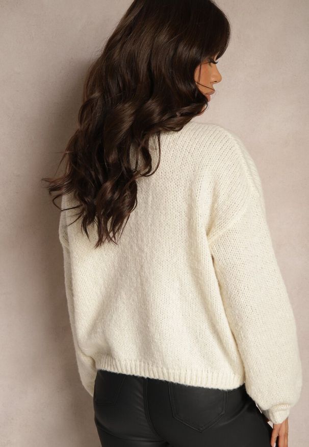 Renee - Beżowy Sweter o Pudełkowym Kroju z Kwiatową Aplikacją Zdobioną Perełkami Hedilie. Okazja: na co dzień, na spotkanie biznesowe. Kolor: beżowy. Długość rękawa: długi rękaw. Długość: długie. Wzór: aplikacja, kwiaty. Styl: casual, biznesowy