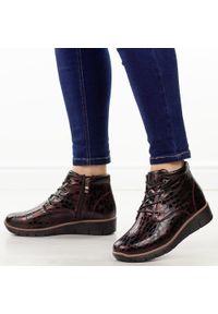 Bordowe botki damskie na koturnie Filippo Dbt3169/25. Okazja: na co dzień. Nosek buta: okrągły. Zapięcie: sznurówki. Kolor: czerwony. Materiał: skóra, lakier. Szerokość cholewki: normalna. Sezon: zima, jesień. Styl: elegancki, casual, klasyczny #1