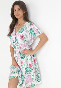 Born2be - Biała Sukienka Mini z Gumką w Pasie i Krótkimi Rękawami z Wiskozy Ferny. Okazja: na co dzień. Typ kołnierza: dekolt kopertowy. Kolor: biały. Materiał: wiskoza. Długość rękawa: krótki rękaw. Typ sukienki: kopertowe. Styl: casual. Długość: mini #4