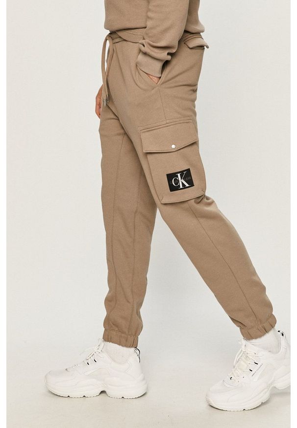 Calvin Klein Jeans - Spodnie. Okazja: na co dzień. Kolor: szary. Styl: casual