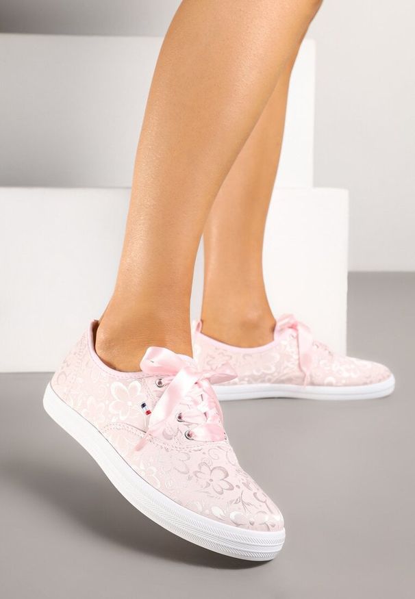 Born2be - Różowe Tenisówki Zdobione Tłoczonym Wzorem z Ozdobnymi Sznurówkami Paloniela. Okazja: na co dzień. Kolor: różowy. Materiał: jeans. Wzór: aplikacja. Styl: klasyczny, casual