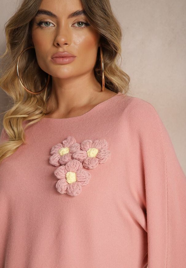 Renee - Ciemnoróżowy Nietoperzowy Sweter z Wiskozą Zdobiony Aplikacją w Kształcie Kwiatów Evasinae. Okazja: na co dzień. Kolor: różowy. Materiał: wiskoza. Wzór: aplikacja, kwiaty. Styl: klasyczny, elegancki, casual