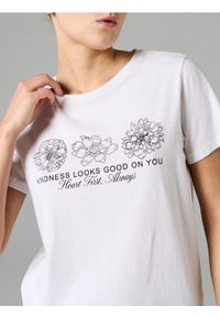 Sinsay - Bawełniana koszulka z napisem - biały. Kolor: biały. Materiał: bawełna. Wzór: napisy