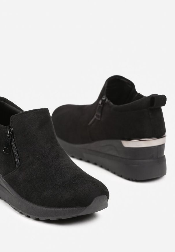 Renee - Czarne Sneakersy na Koturnie z Ozdobnym Suwakiem z Boku Daivira. Okazja: na co dzień. Nosek buta: okrągły. Kolor: czarny. Materiał: jeans, skóra. Obcas: na koturnie