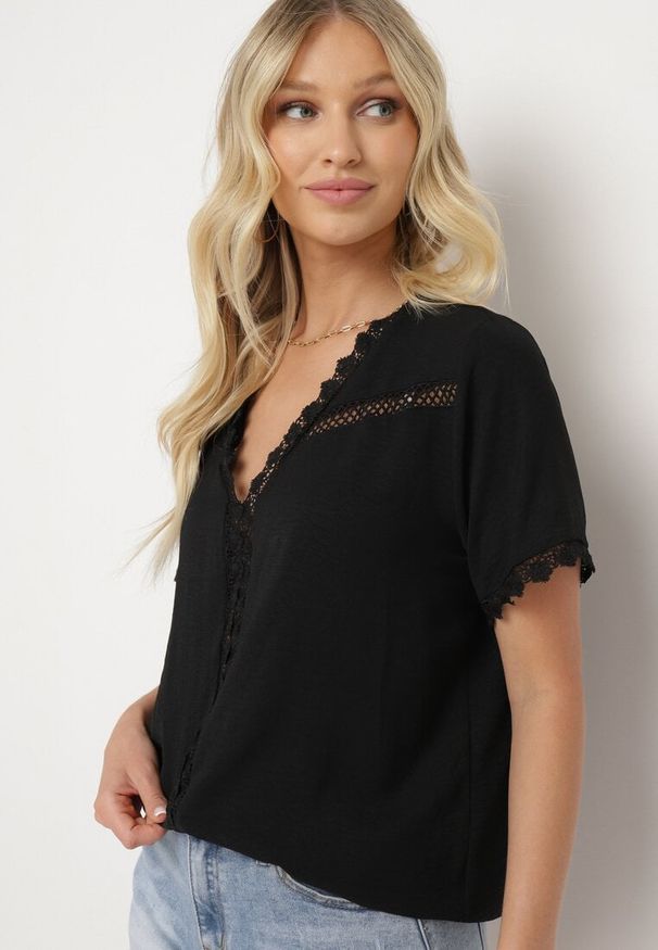 Born2be - Czarna Bluzka z Krótkim Rękawem z Trójkątnym Dekoltem i Ozdobnym Haftem Frevia. Kolor: czarny. Materiał: materiał. Długość rękawa: krótki rękaw. Długość: krótkie. Wzór: haft